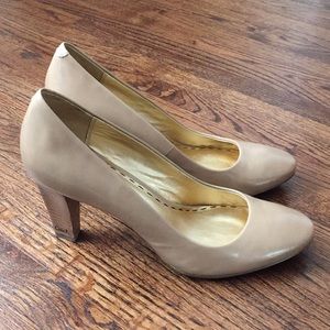 VGUC Coach classic beige leather stacked wooden heels, sz 7